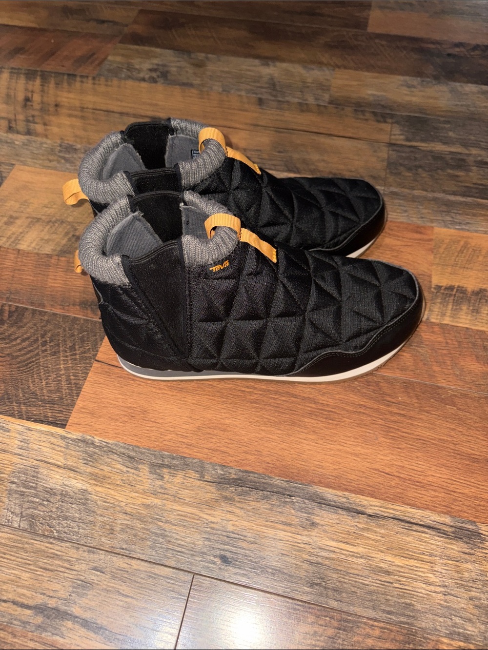 Teva Women's‎ ReEmber Mid quilted booties